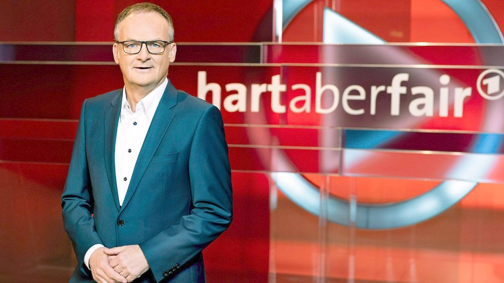 Frank Plasberg diskutiert heute bei „hart aber fair“ mit seinen Gästen über die Impfpflicht im Zeichen von Omikron. Foto: WDR/Stephan Pick