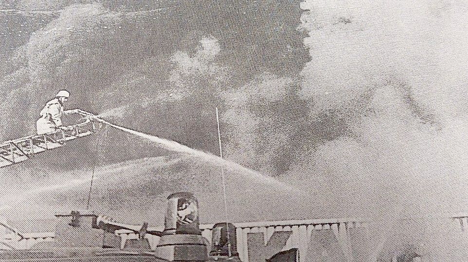 Die Feuerwehr kämpfte über Stunden gegen die Flammen, konnte aber nicht viel retten.