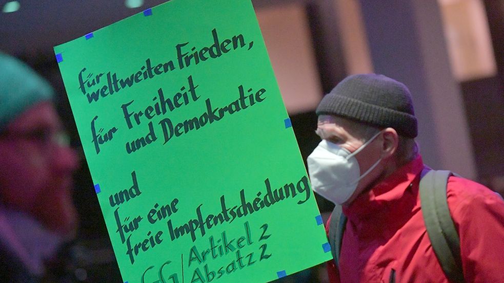 Zwei „Spaziergänger“ wandten sich gegen die geplante Impfpflicht.