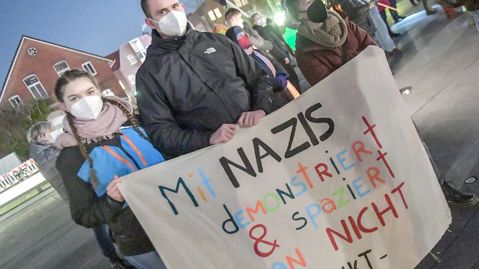„Mit Nazis demonstriert und spaziert man nicht“: Diese Demonstranten sehen die „Spaziergänge“ skeptisch.