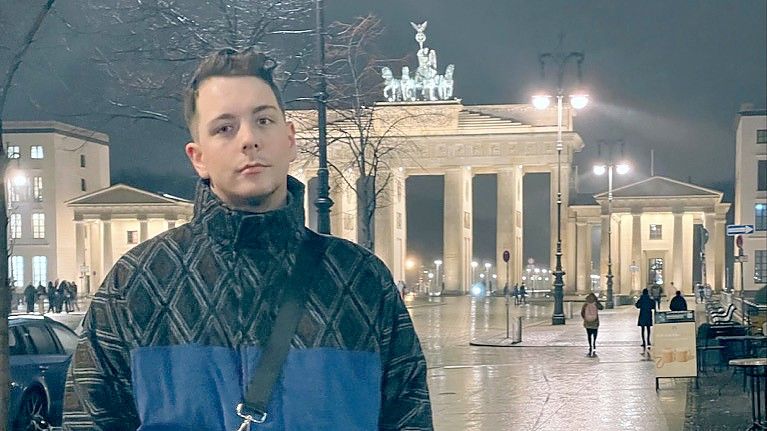 Für Mirco Frerichs aus Emden war es ein großer, aber befreiender Schritt, nach Berlin zu ziehen. Fotos: Privat