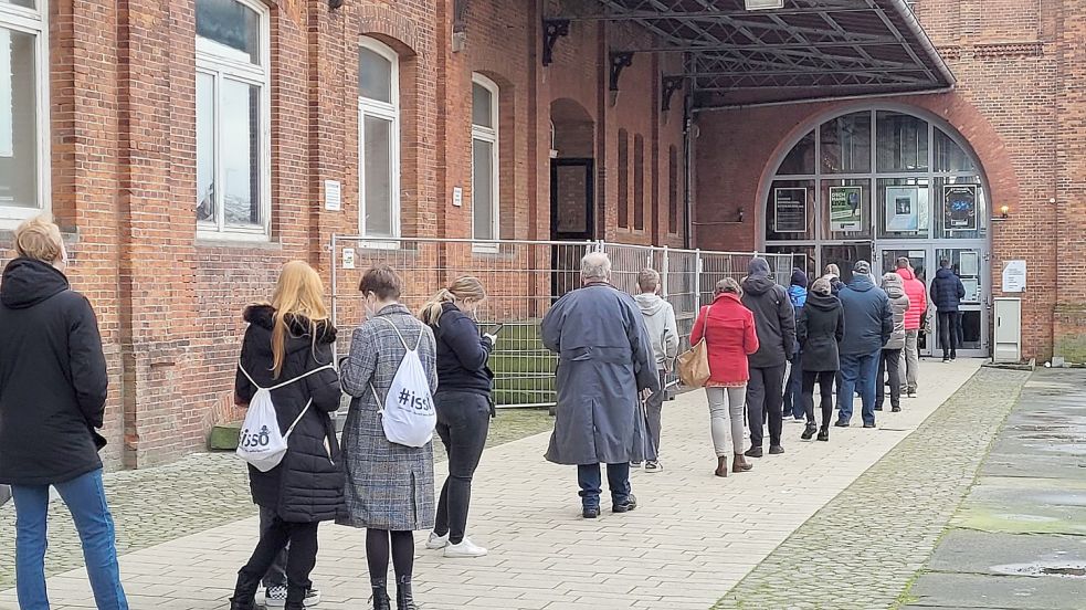 Ab Sonnabend bildete sich bei der Impfaktion im Zollhaus eine lange Schlage. Foto: Wolters