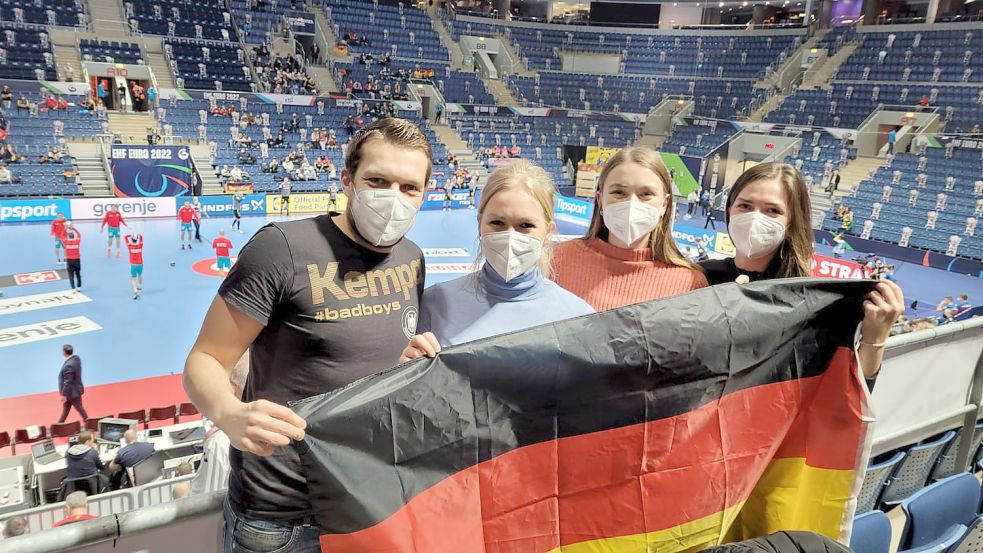 Drücken dem DHB-Team vor Ort die Daumen (von links): Tido Poppinga, Merle Schneider, Christin Laaken und Doriet Schneider. Foto: Privat