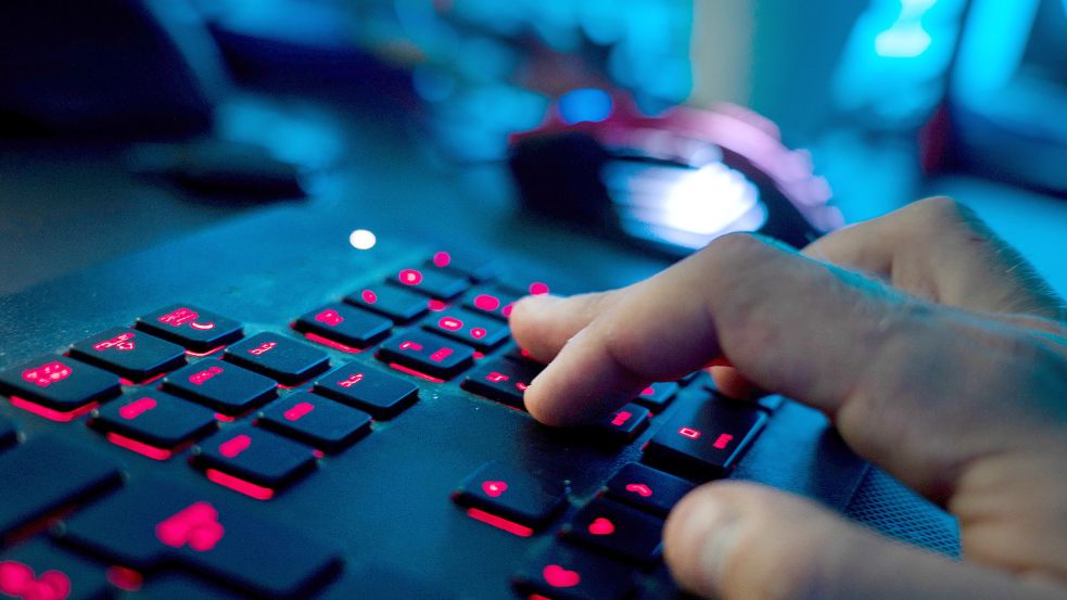 Manager und Sicherheitsfachleute weltweit sehen in Cyberangriffen die größte Gefahr für Unternehmen. Foto: Nicolas Armer/dpa