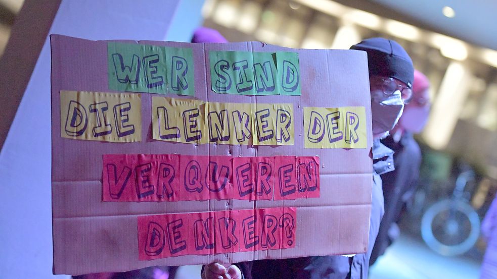 Im Unterschied zu den „Spaziergängern“ hatten die Gegendemonstranten Plakate mitgebracht.