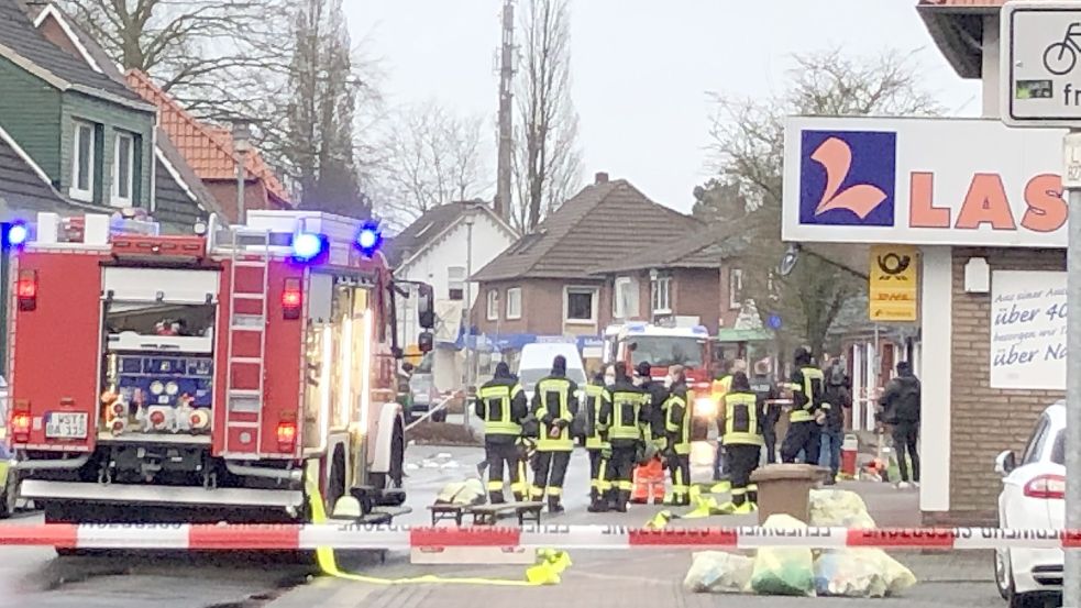 Zwei Explosionen, bei denen ein Geldautomat gesprengt wurde, haben am Montagmorgen einen Polizei- und Feuerwehreinsatz in Augustfehn ausgelöst. Foto: Leonhard