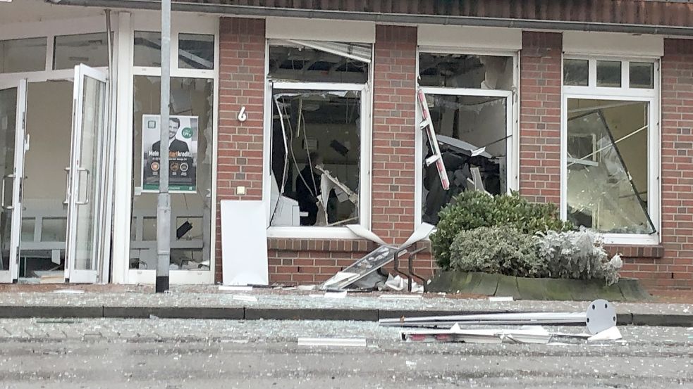 Bei einer Geldautomaten-Sprengung sind die Fenstersplitter der OLB-Filiale zwölf Meter weit geflogen. Foto: Leonhard