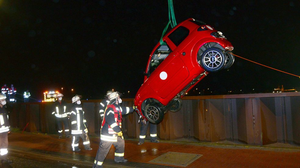 Die Feuerwehr barg am Freitagabend das Auto aus dem Hafenbecken. Der Fahrer kam bei dem Unfall ums Leben. Foto: F. Doden