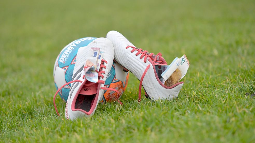 Auch in Ostfriesland kann im Amateurfußball Geld verdient werden. Die höherklassigen Vereine haben verschiedene Modelle gewählt. Foto: Ortgies