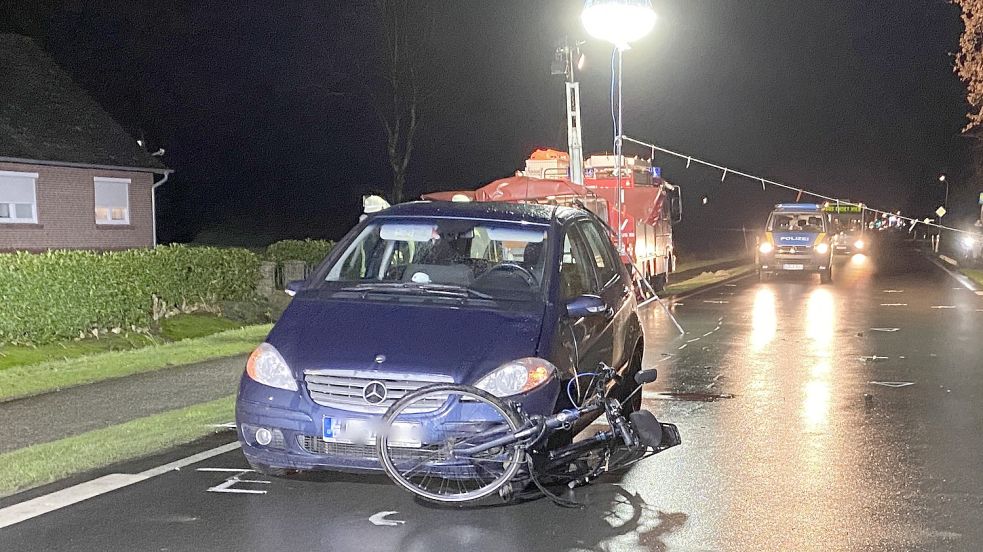 Das Auto erfasste das Rad des 61-Jährigen. Foto: Feuerwehr