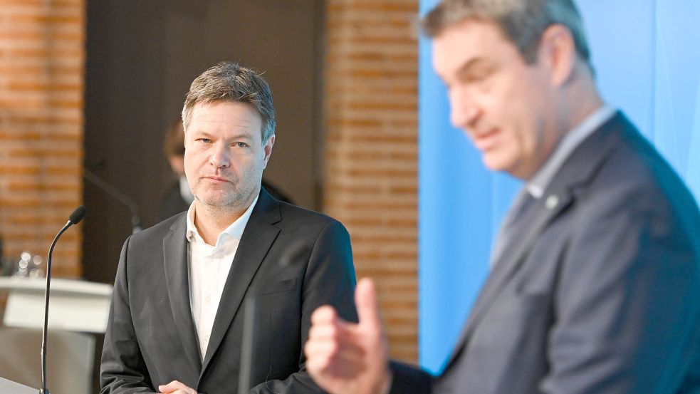 Bundeswirtschaftsminister Robert Habeck (Grüne, links) besucht Ministerpräsident Markus Söder (CSU) in München. Foto: Hase/DPA