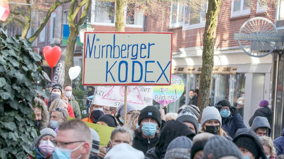 Nicht nur auf den Demonstrationen der „Maßnahmenkritiker“ in Emden waren Verschwörungsideologien zu finden. Auch bei den Organisatoren spielen „alternative Fakten“ offenbar eine Rolle. Archivfoto: Hock