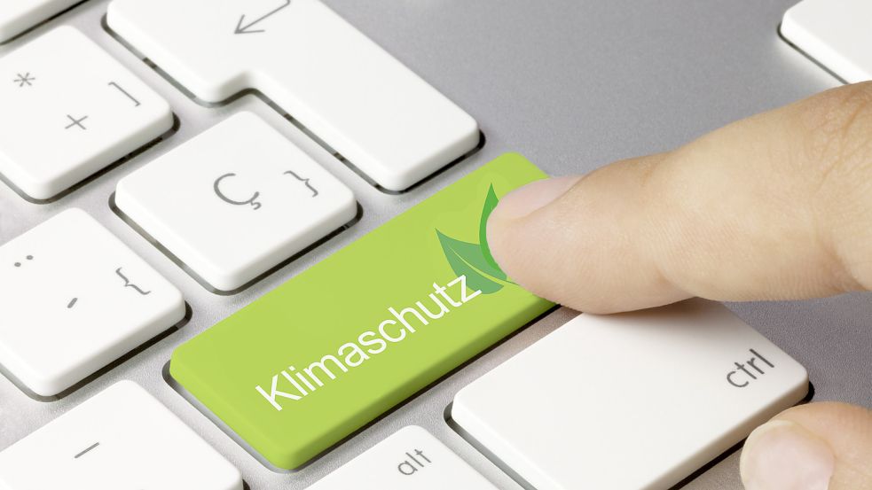 Wenn es so einfach wäre: Eine Taste für den Klimaschutz, wie auf diesem Bild, sucht man auf Tastaturen vergeblich. Beim Online-Handel aber lässt sich dank IT-Lösungen immerhin Geld für Klimaschutzprojekte verschieben. Foto: momius/ stock.adobe.com