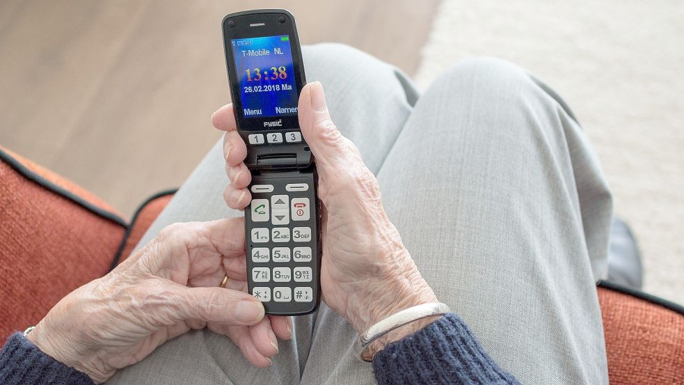 Das 72-Jährige Opfer gab den Betrügern sogar ihre Handynummer heraus. Das nutzen sie um her Druck auf die 72-Jährige auszuüben. Symbolfoto: Pixabay