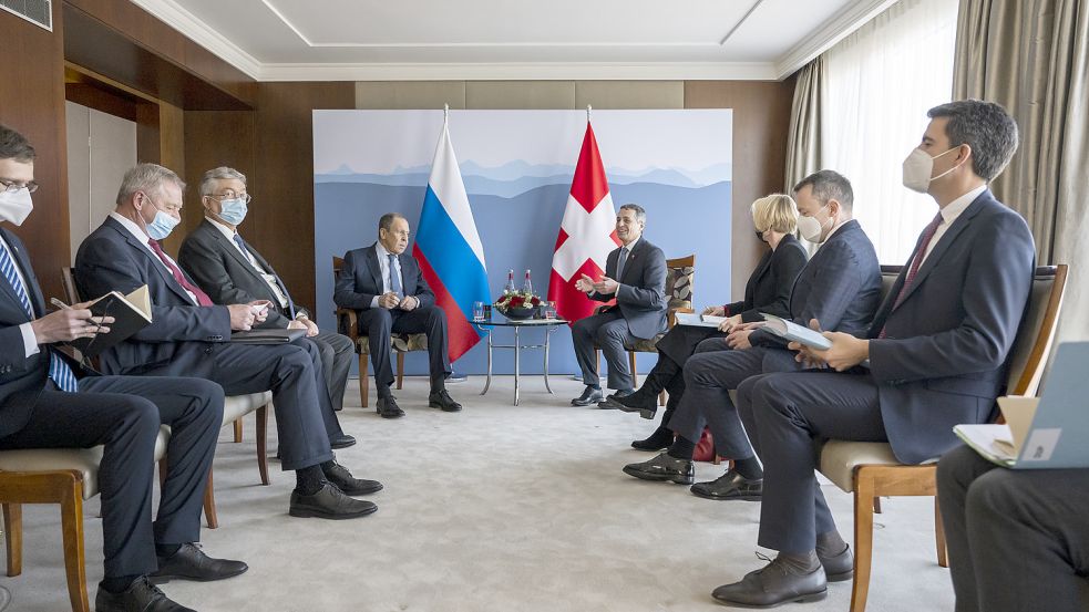 Sergej Lawrow (4.v.l), Außenminister von Russland, spricht mit Ignazio Cassis (4.v.r), Präsident der Schweiz, am Rande des Gipfeltreffens zwischen den USA und Russland. Foto: Jean-Christophe Bott/KEYSTONE/dpa