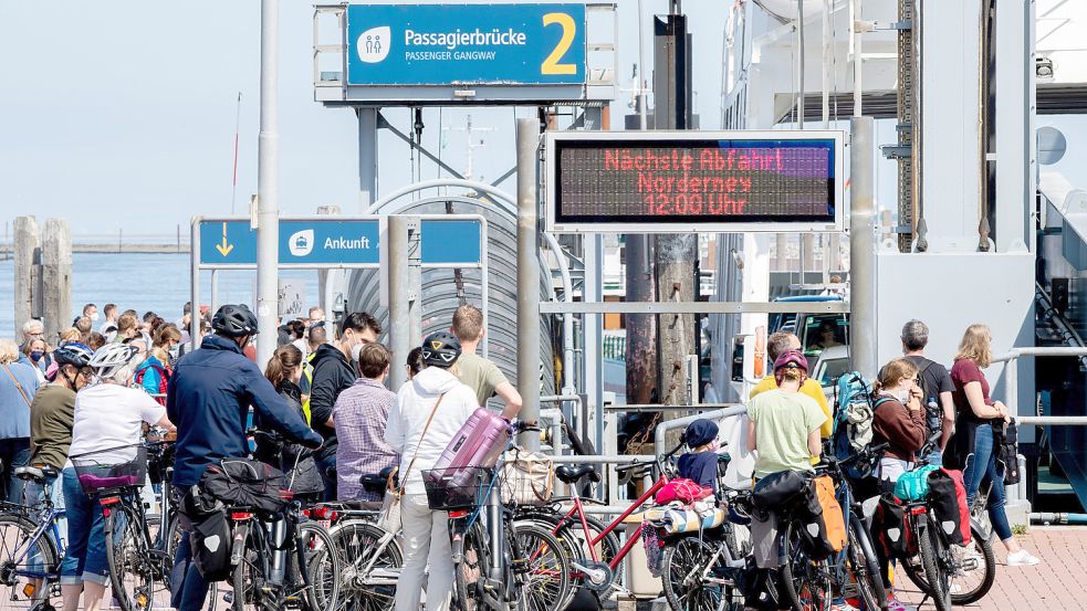 An den Fähranlegern würden die Abstände auch nicht eingehalten, argumentierte ein 50-jähriger Norderneyer vor Gericht. Foto: Dittrich/dpa