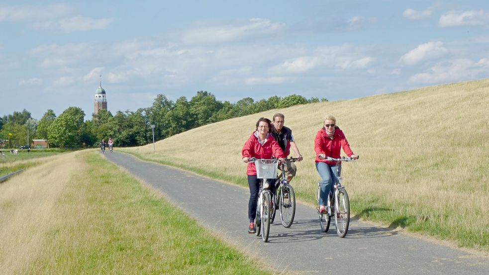 Die Fahrradtour am Deich von Ditzum ist beliebt: Der Tourismus ist ein Standbein der Gemeinde. Foto: www.ostfriesland.travel