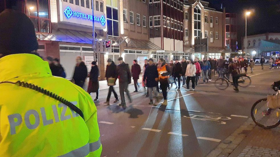 Der Montagsspaziergang in Leer wurde von der Polizei begleitet. Foto: Kierstein