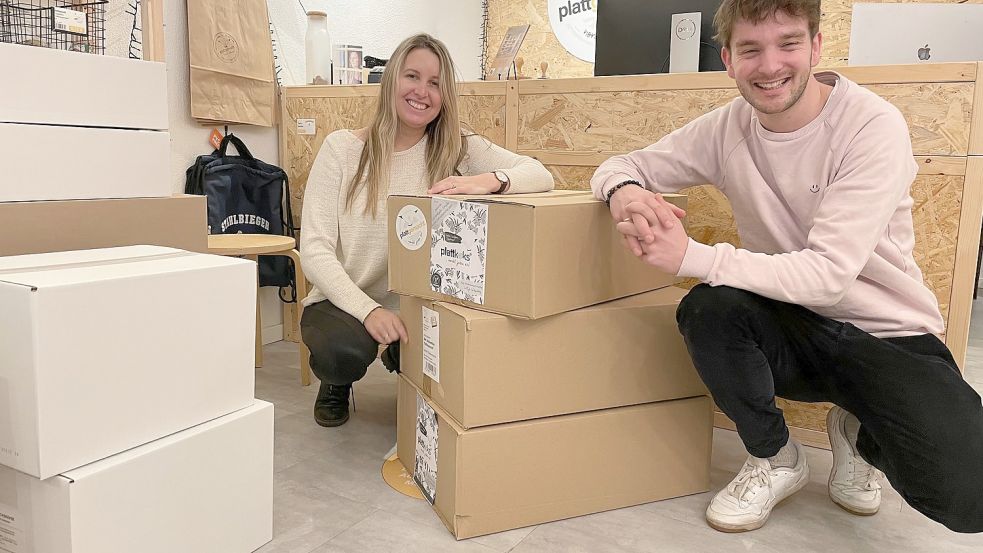 Seit eineinhalb Jahren verkaufen Vera und Lauritz Hinrichs nun Glückskekse mit plattdeutschen Sprüchen. Foto: Nording