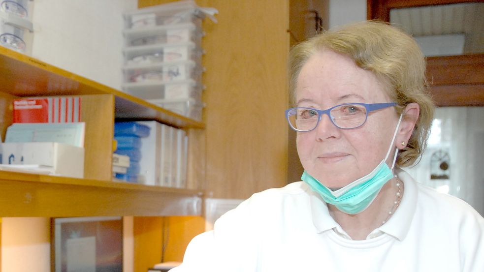 Die Leeraner Zahnärztin Dr. Maria Kaschner vor der Corona-Krise: Damals trug sie ganz selbstverständlich Mundschutz bei der Arbeit (beim Pressetermin schob sie ihn ans Kinn hinunter). In der Corona-Krise ließ sie hingegen Mitarbeiterinnen Stofflagen aus den Masken heraustrennen. Foto: Ellinger