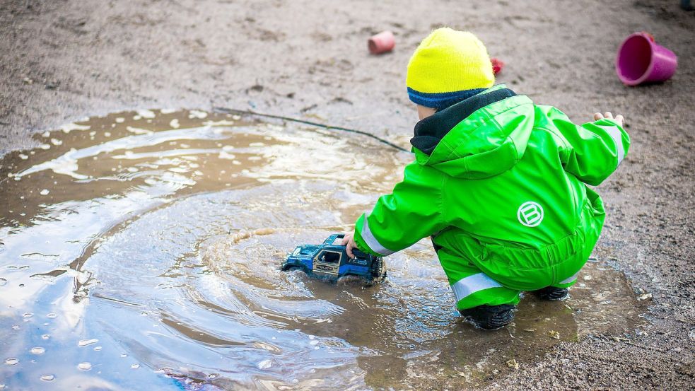 Ein Kind spielt in einer Pfütze. Symbolbild: Pixabay