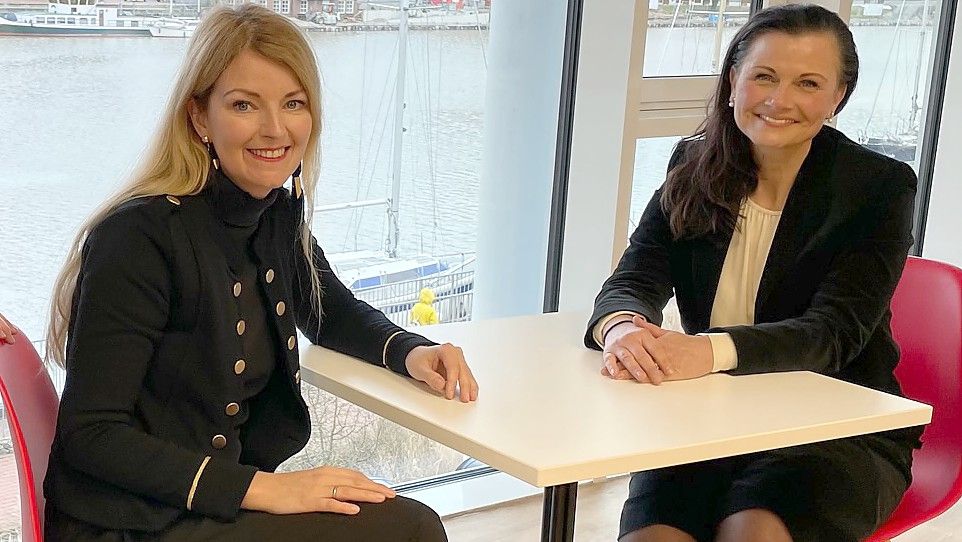 Unternehmerin Katrin de Buhr (links) und Bundestagsabgeordnete Gitta Connemann (CDU) sprachen über modernes Arbeiten. Foto: Nording