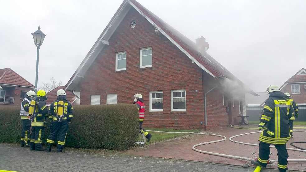 Die Feuerwehr war am Sonntag bei einem Hausbrand in Detern im Einsatz. Foto: Ellinger