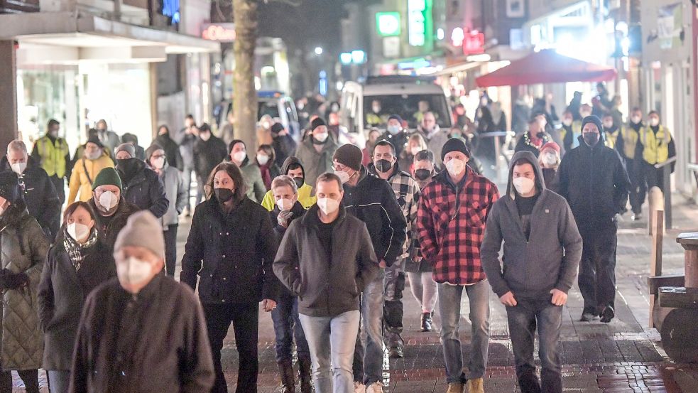 Der Spaziergang gegen die Corona-Maßnahmen führte durch die Auricher Fußgängerzone. Fotos: Ortgies