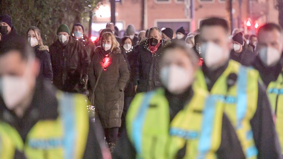 Die Polizei, dein ständiger Begleiter: Beamte der Bereitschaftspolizei Osnabrück liefen neben den Spaziergängern her.