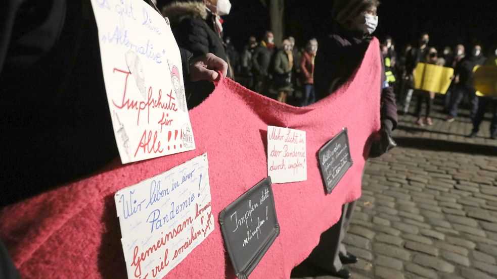 Vielerorts in Ostfriesland regtsich mittlerweile Protest gegen die "Spaziergänge" und Demonstrationen der Maßnahmenkritiker. Zuletzt fand am vergangenen Montag eine Menschenkette mit mehr als 300 Teilnehmern auf dem Norder MArktplatz statt. Foto: Hock