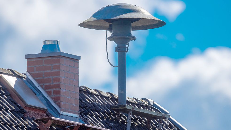 In Emden heulen die Sirenen. Viele sind auf Dächern öffentlicher Gebäude angebracht. Symbolfoto: Büttner/DPA