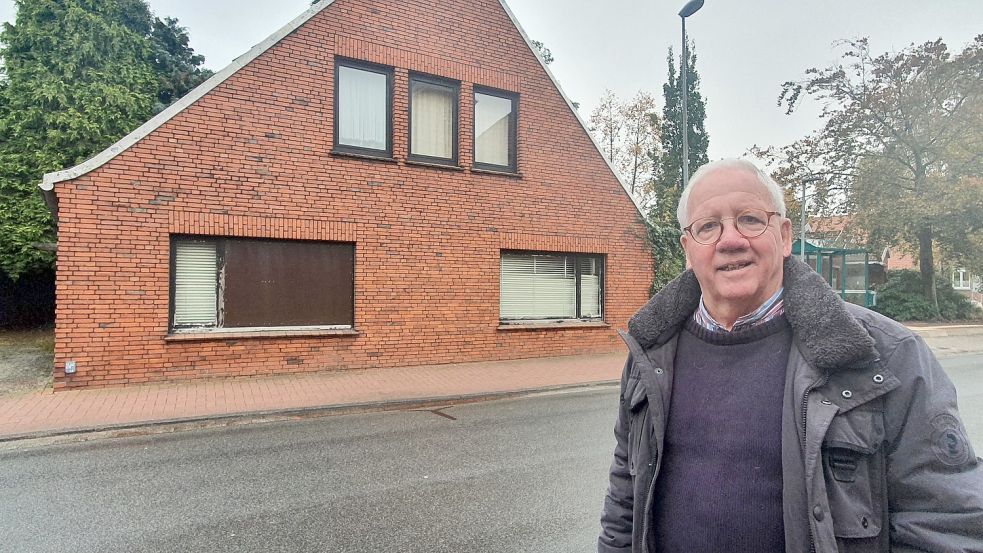 Hinrich Winterboer steht vor dem Poppen’schen Gebäude. Die Gemeinde Bunde will das Haus abreißen und damit dann den Weg freimachen für das Neubauprojekt von Open Dören. Foto: Gettkowski/Archiv