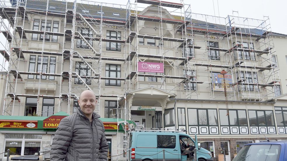 Hubert Rummeni vor seinem Hotel. Derzeit wird das Dach erneuert. Fotos: Mimkes