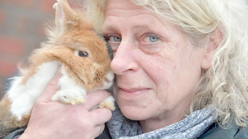 Tierheimleiterin Andrea Kerzel zeigt eines der ausgesetzten Löwenkopfkaninchen.