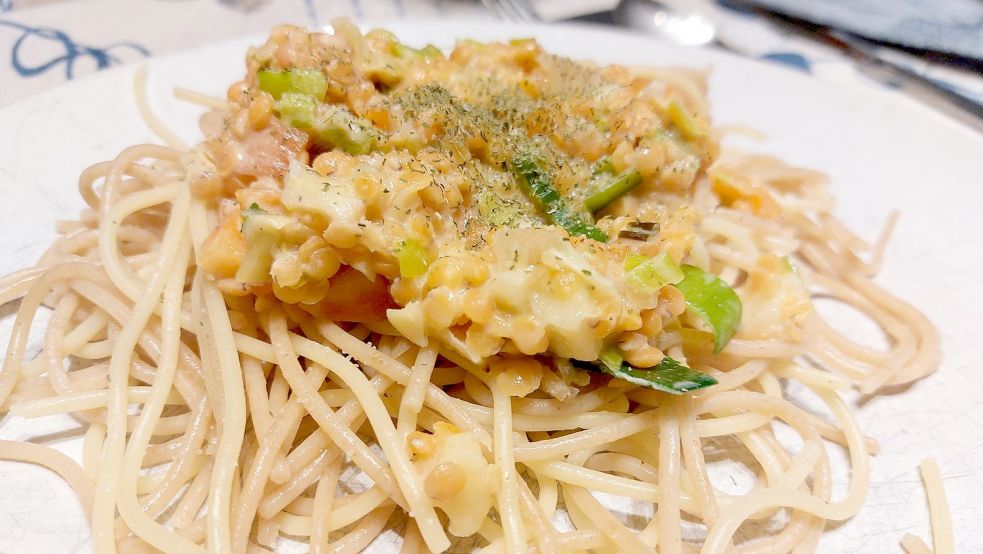 Am Ende der Kochshow gab es in den heimischen Küchen das Ergebnis auf den Teller: Pasta mit roten Linsen. Foto: Hanssen