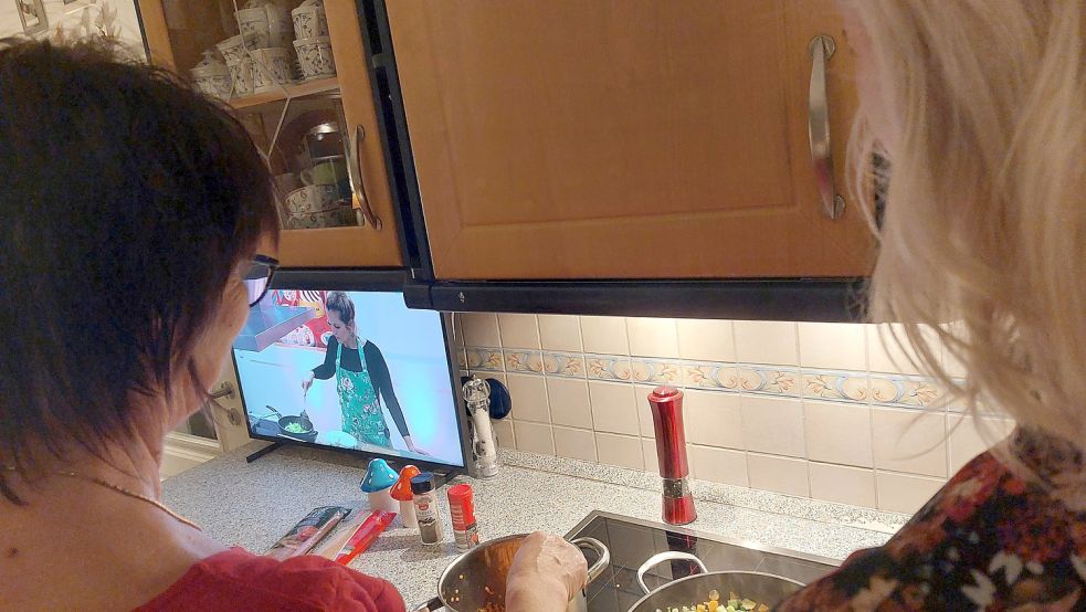 Angeleitet von Anna Tapken (kleiner Bildschirm links) kochten viele bei der Ökowerk-Klimaküche mit. Foto: Hanssen