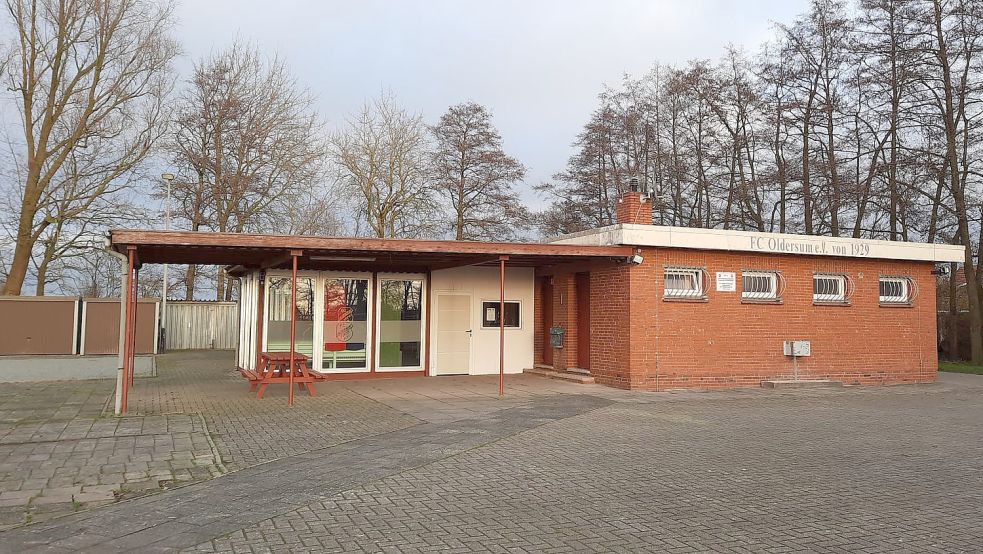 Das Sportheim des FC Oldersum ist in die Jahre gekommen. Dieser Verein ist nicht der einzige in Moormerland, der einen Sanierungsbedarf hat. Foto: privat