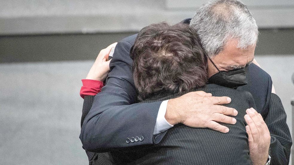 Gedenken unter Tränen: Der israelische Parlamentspräsident Mickey Levy umarmt die Holocaust-Überlebende Inge Auerbacher. Foto: AFP