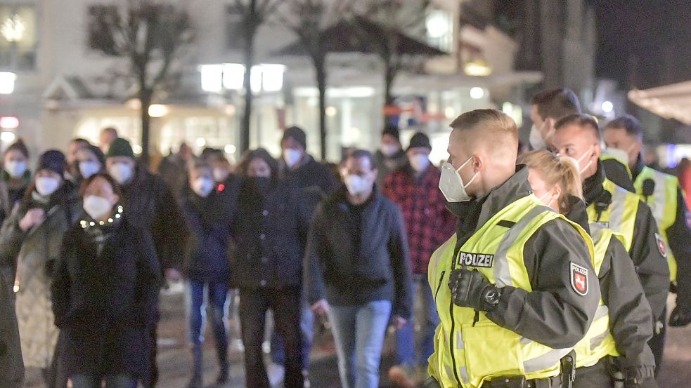 Jeden Montag gehen in Aurich Menschen gegen die staatlichen Corona-Maßnahmen auf die Straße. Foto: Archiv/Ortgies