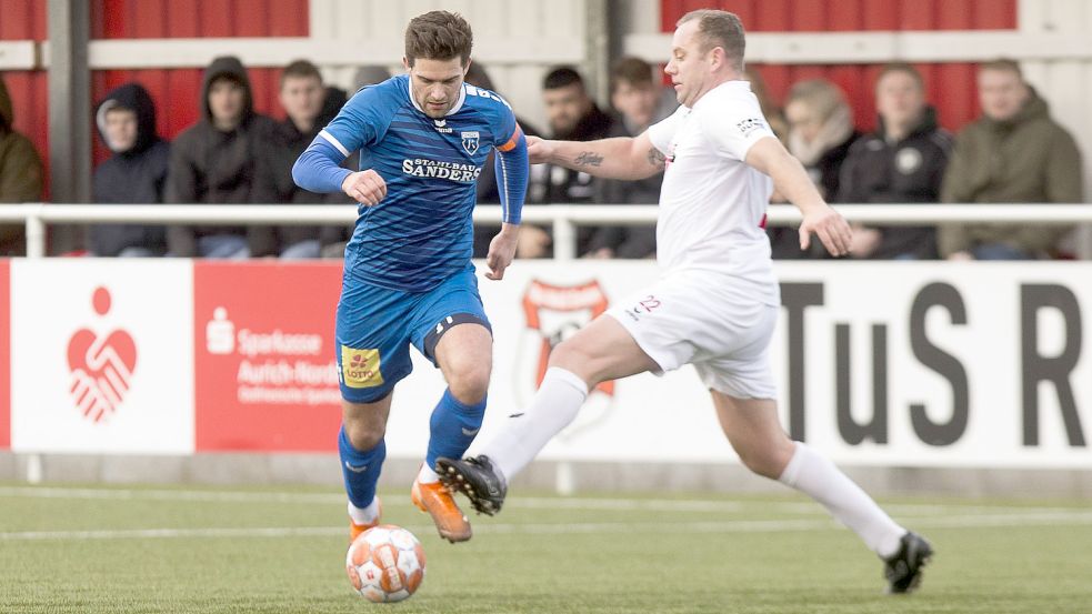 Wiesmoors Trainer Frank Löning (weißes Trikot) lief im Testspiel gegen Oberligist Kickers Emden (links: Tido Steffens) von Beginn an auf. Foto: Doden