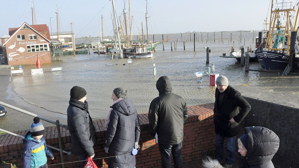 In Ditzum schauten sich am Sonntag viele Menschen das Hochwasser im Hafen an. Foto: Wolters