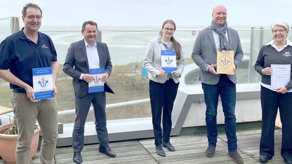 Peter Schöpel (Betriebsleiter Gezeitenland, von links), Zvonko Jurinjak (VierJahresZeiten Hotels), Sonja Eden (Strandhotel Hohenzollern), Göran Sell (Geschäftsführer Nordseeheilbad Borkum GmbH) und Renate Wahnschaff (Hotel Rote Erde) freuen sich über die erneute Zertifizierung. Foto: NBG