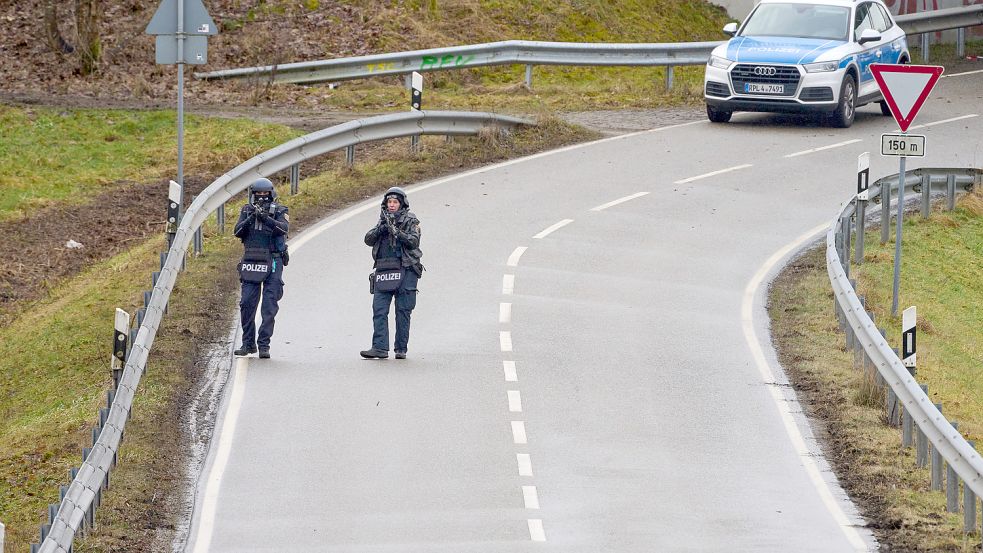 Doppelmord in Rheinland-Pfalz: Bei einer routinemäßigen Verkehrskontrolle sind zwei Polizisten getötet worden. Was wir über die Opfer, Tatverdächtige und den Ablauf am Tatort wissen. Foto: dpa/Thomas Frey