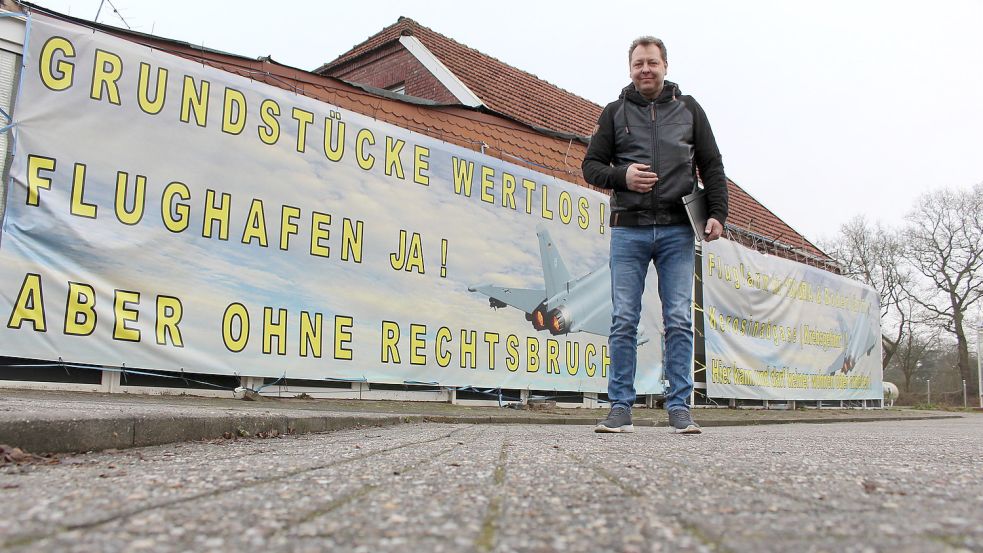 Wer auf der Bundesstraße zwischen Wittmund und Aurich am Flugplatzgelände vorbeifährt, sieht unweigerlich die Plakate, die Jens Rohde an seinem Elternhaus angebracht hat. Foto: Oltmanns