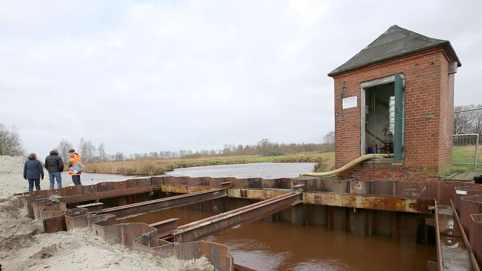 Am Schöpfwerk Großsande wird eine leistungsfähigere Pumpe eingebaut, um auch bei Starkregen das Wasser schnell pumpen zu können. Foto: Böning