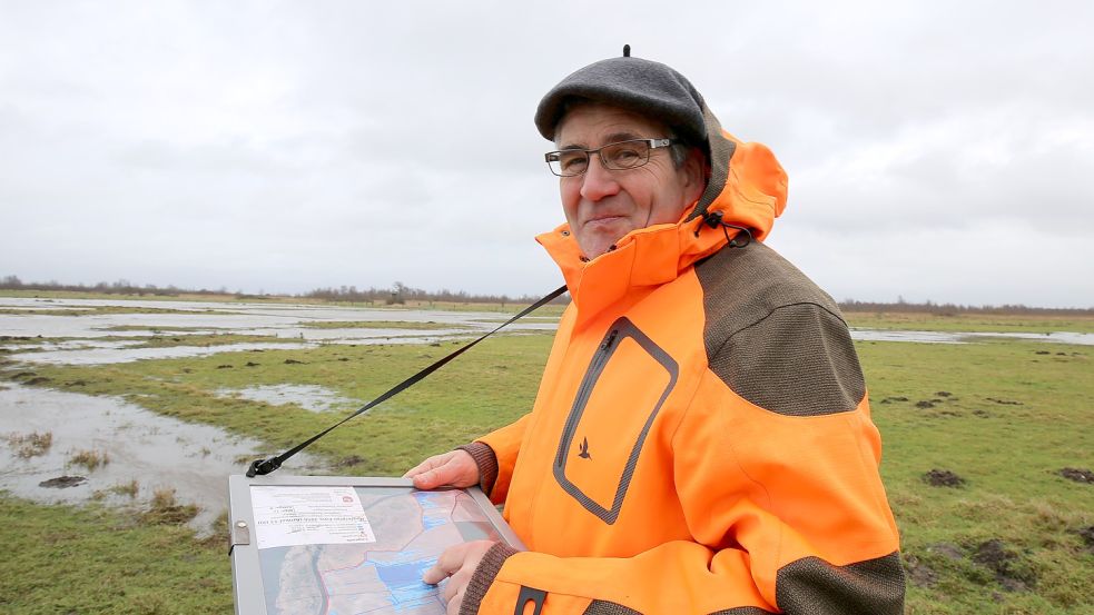 Wo das Wasser auf den Flächen steht, hat Heinrich Pegel genau geplant. Später wird der Wasserstand automatisch geregelt. Foto: Böning