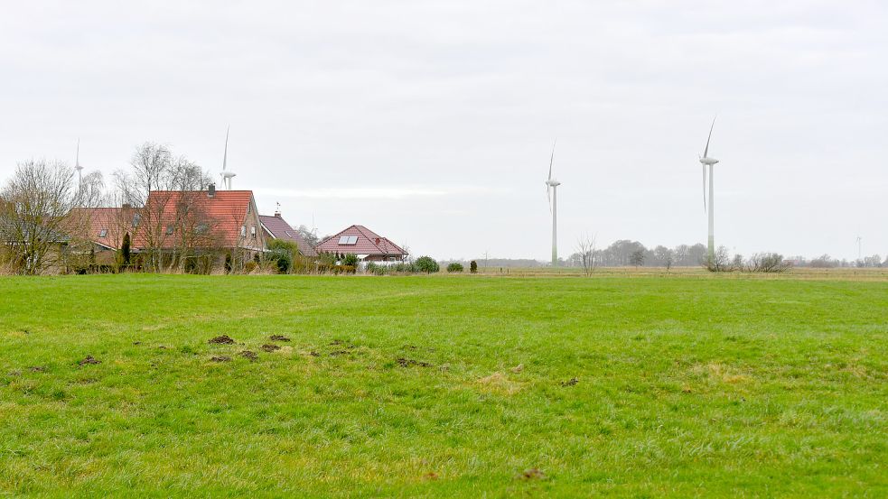 Hier in Groß Midlum sollen noch mehr Häuser entstehen. Probleme bereiten aber einige Windenergieanlagen. Foto: Wagenaar