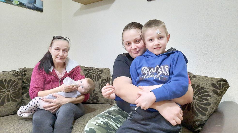 Gabriele Abels (links) wollte mit ihrer Tochter Sandra und deren Kindern Amelie und Domenic ins Leeraner Klinikum. Die Kinder sind jedoch nicht geimpft. Foto: Kierstein