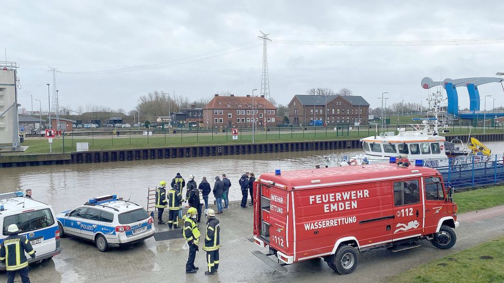 Taucher der Feuerwehr Emden unterstützten die Polizei am Dienstagnachmittag bei der Suche nach einem Vermissten. Dieser konnte nur noch tot geborgen werden. Foto: Feuerwehr Emden