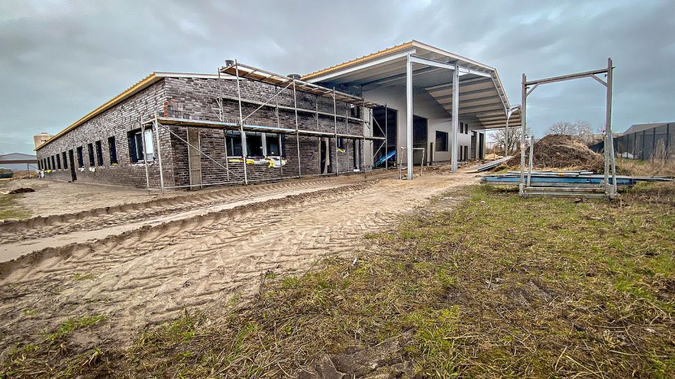 So sieht der Neubau von Hospimobil am Kornkamp in Aurich-Schirum aktuell aus. Im März soll der Umzug dorthin erfolgen. Foto: Cordsen
